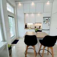 Keittiö ja ruokailusaareke olotilan suunnasta