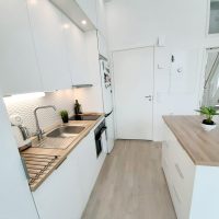 Keittiö sisääntulon suunnasta