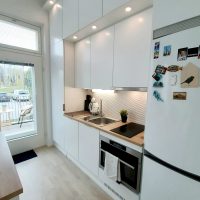 Keittiössä tuplat yläkaapit, monitoimiuuni ja saareke