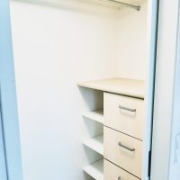 Vaatehuoneen laatikosto ja hyllyt